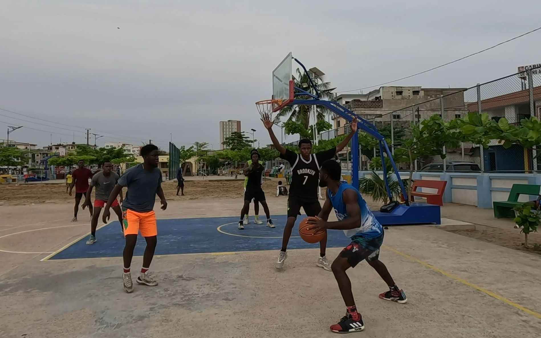 乐竞体育官网-冲刺阶段俄克拉荷马雷霆备战社区盾，手感冰凉细节曝光，态度坚定，身体对抗强度拉满的简单介绍