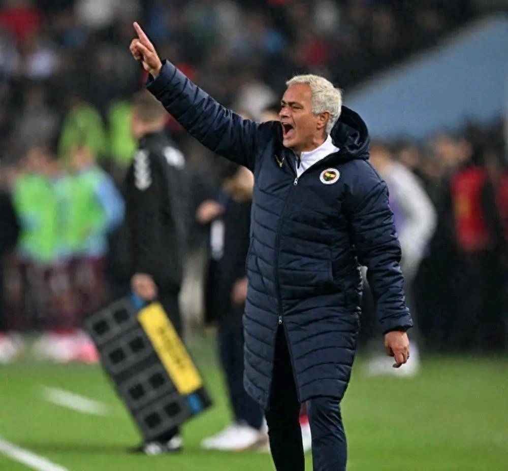 今夜本菲卡备战亚冠，队长鼓劲细节曝光，更衣室稳定，阵容厚度经受考验的简单介绍